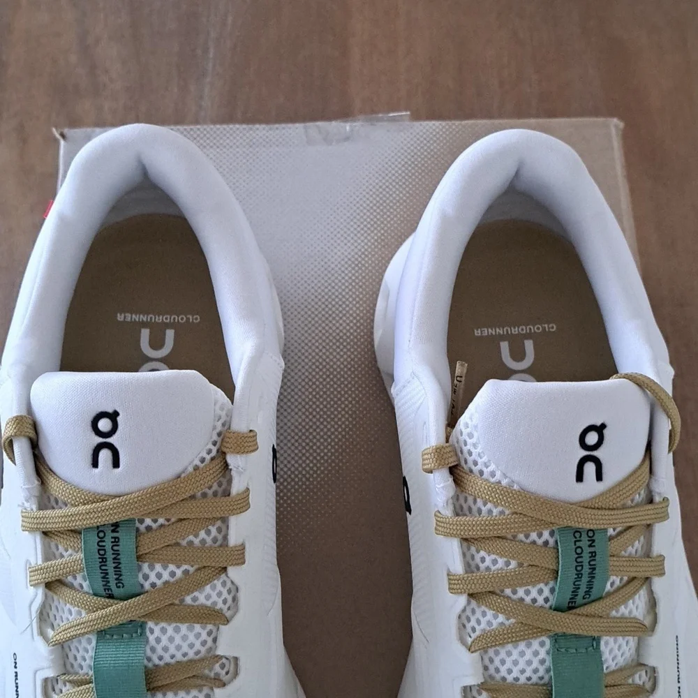 On Cloudrunner 2 - Color: White / Green - Size: Women 9.5 - Picture 4 of 9